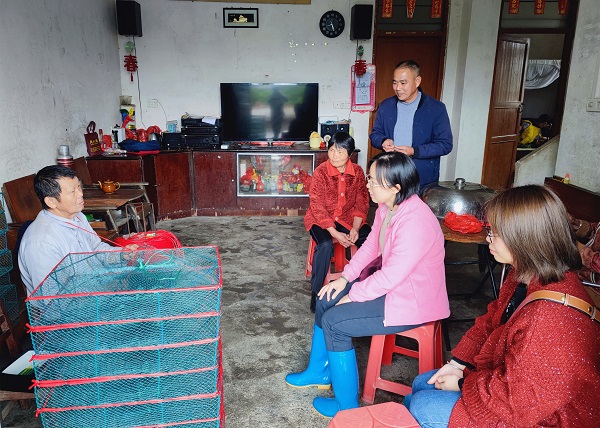 圖3為巡察女干部圖為巡察女干部走村入戶，營造宣傳氛圍，助推鄉(xiāng)村振興工作。.jpg