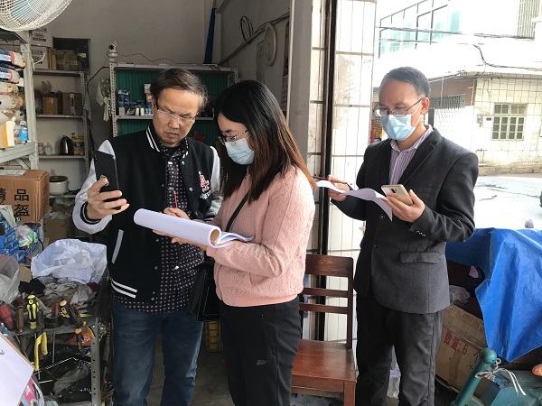 圖4為紀(jì)檢監(jiān)察女干部春節(jié)前后到都城鎮(zhèn)城南社區(qū)，開展疫情防控排查登記工作。2.JPG