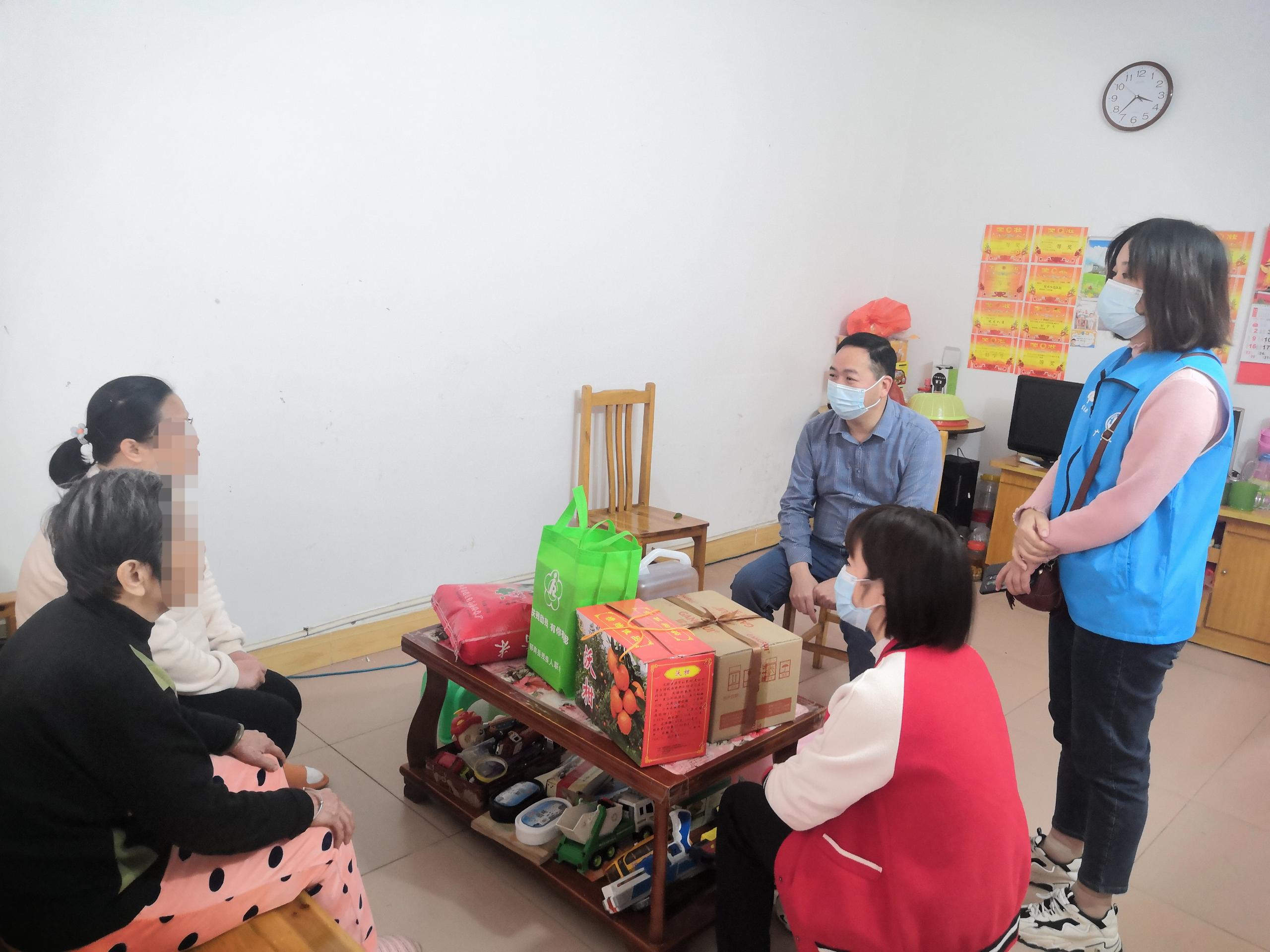 副縣長劉炳榮春節(jié)慰問殘疾人圖片1.jpg