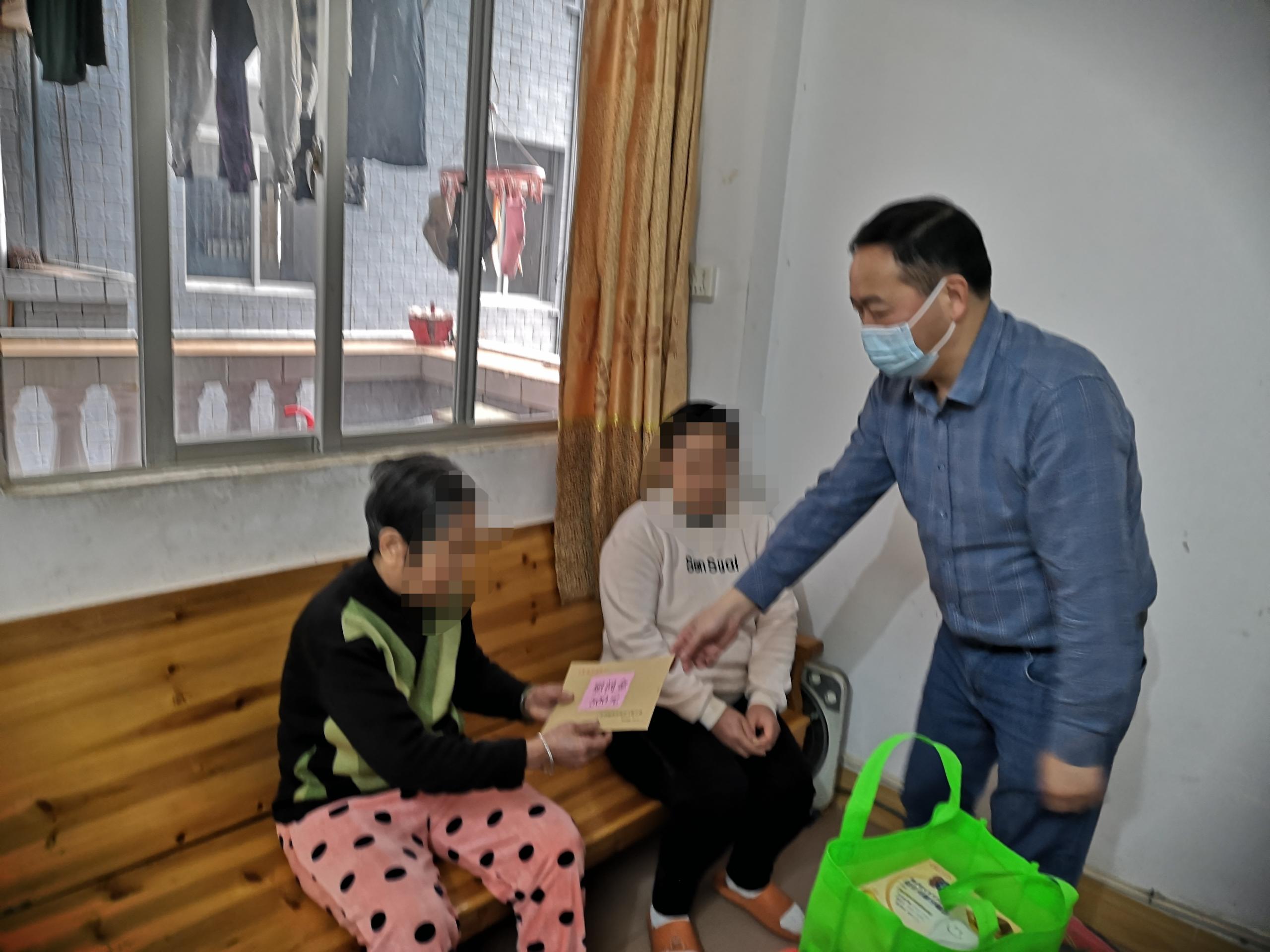 副縣長劉炳榮春節(jié)慰問殘疾人圖片2.jpg