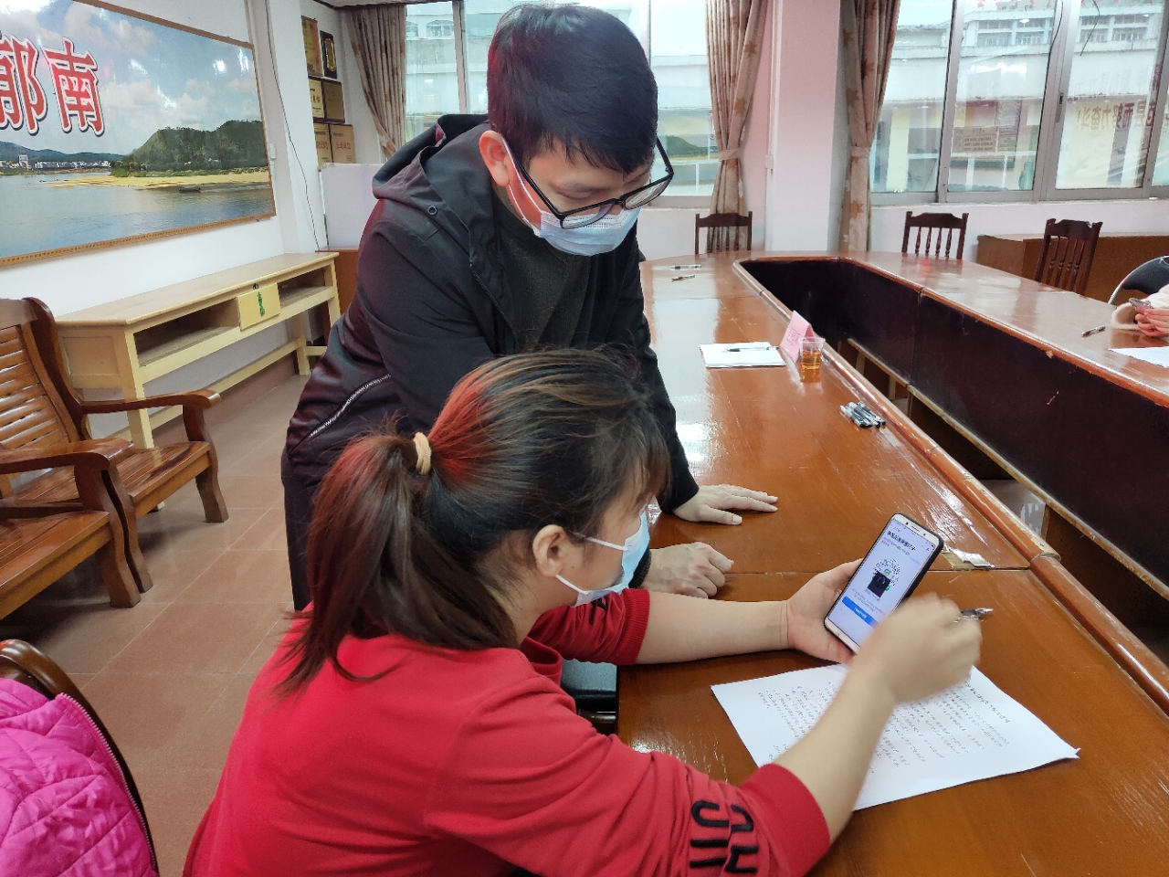 工作人員現(xiàn)場指導(dǎo)經(jīng)營單位制作場所碼.jpg