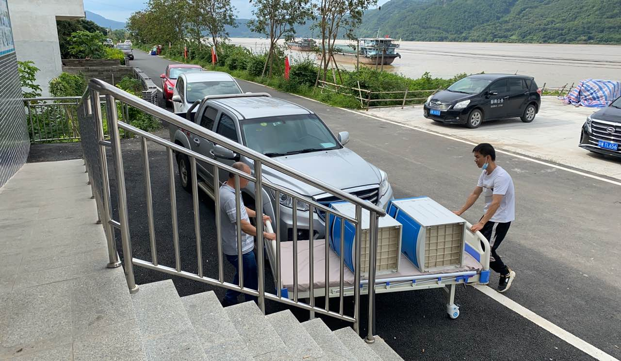 季度3-縣民政局-2022年6月中旬郁南縣民政局組織黨員干部到有澇風(fēng)險(xiǎn)的養(yǎng)老機(jī)構(gòu)將物資搬去安全地區(qū)，保障養(yǎng)老機(jī)構(gòu)基礎(chǔ)設(shè)施安全.jpg