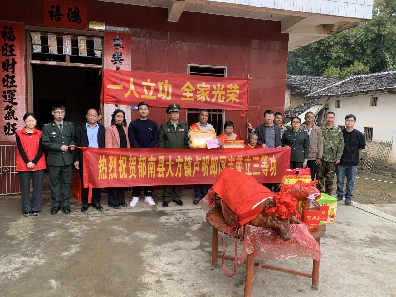 軍營建功立業(yè)，家鄉(xiāng)共享榮光.docx_1