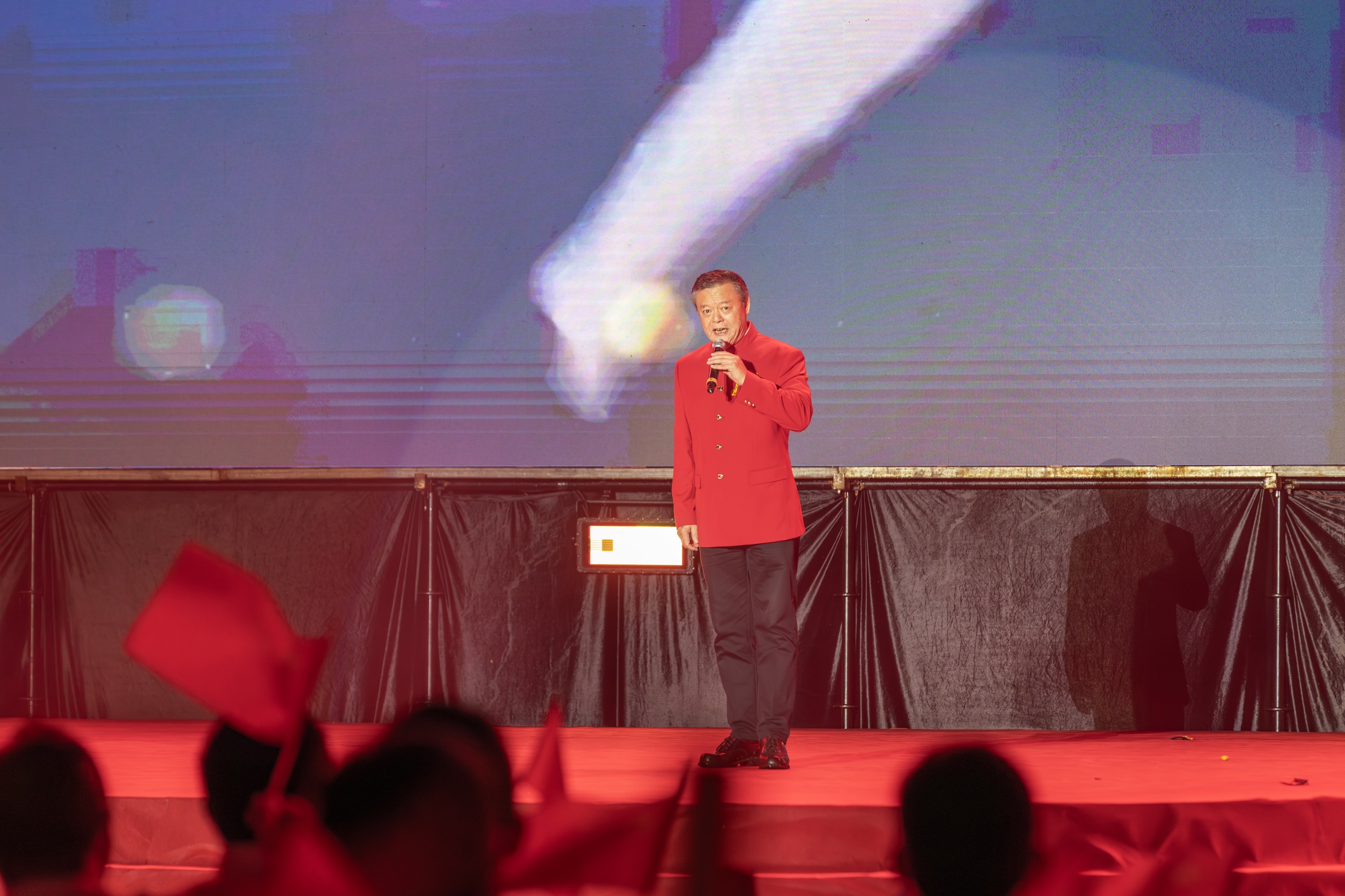 國家一級演員、男高音歌唱家周琦深情演唱《把一切獻給黨》。（攝影：杜海洪）.jpg