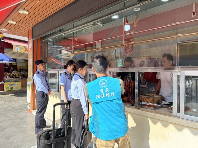 11.14聯(lián)合郁南縣公安局開展肉制品和食用農產品專項執(zhí)法抽檢2.jpg