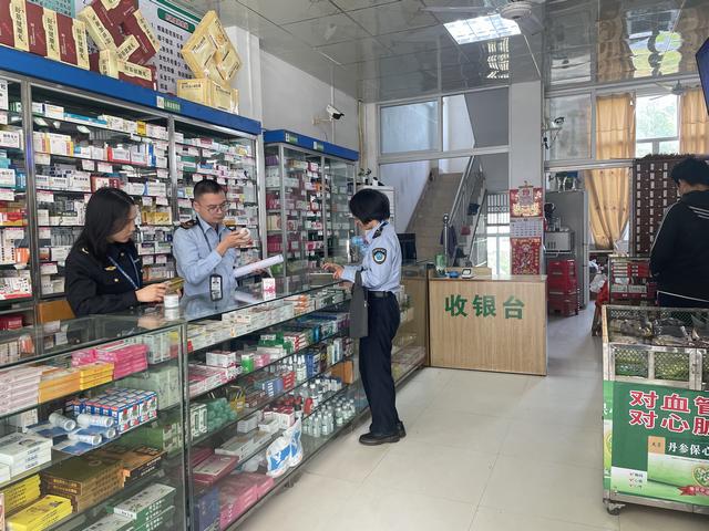 12.30郁南縣市場(chǎng)監(jiān)管局開(kāi)展元旦期間市場(chǎng)監(jiān)管領(lǐng)域安全檢查1.jpg
