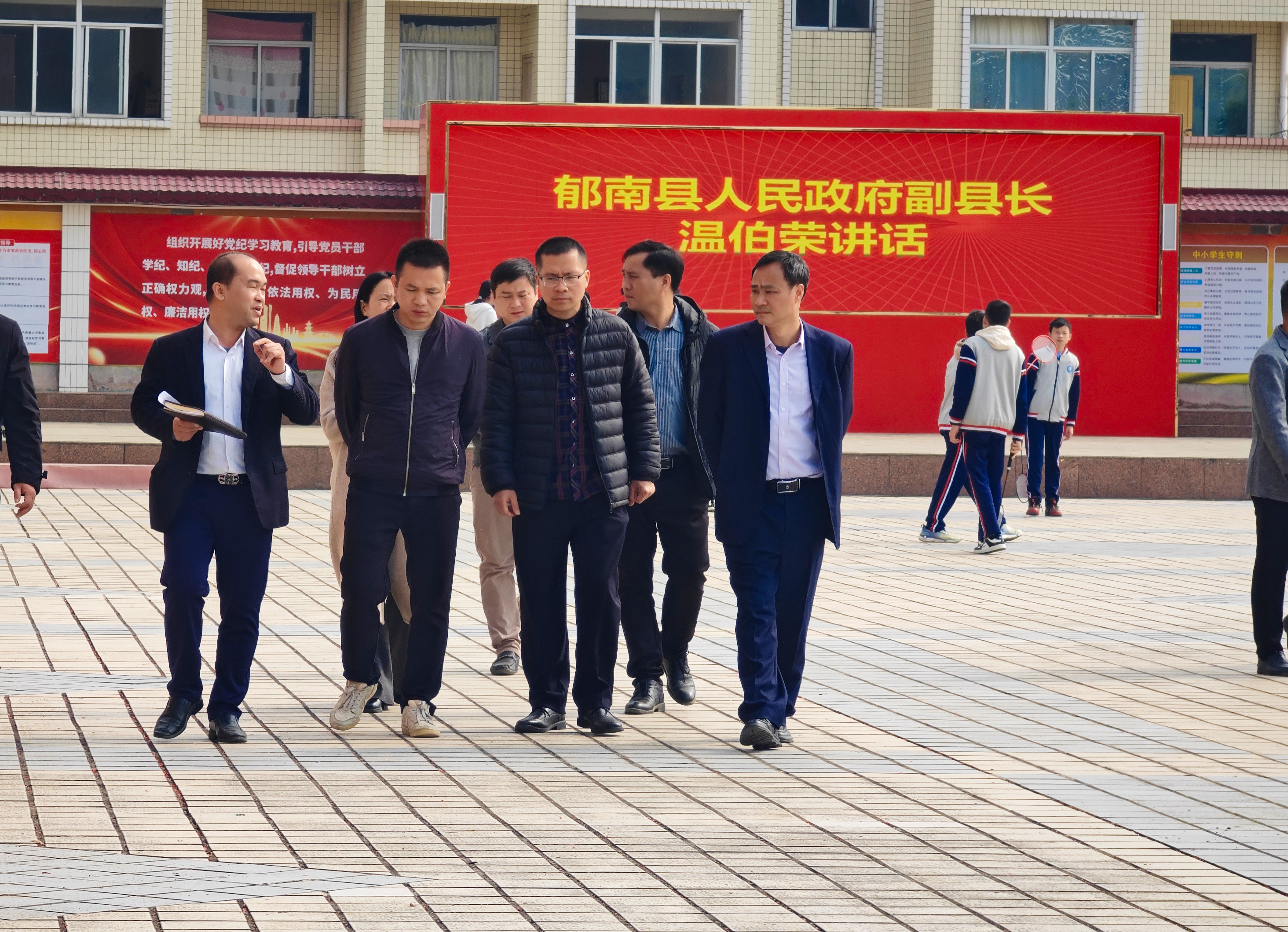 郁南縣政協(xié)副主席林景桐到桂圩鎮(zhèn)初級中學上思政課4.jpg