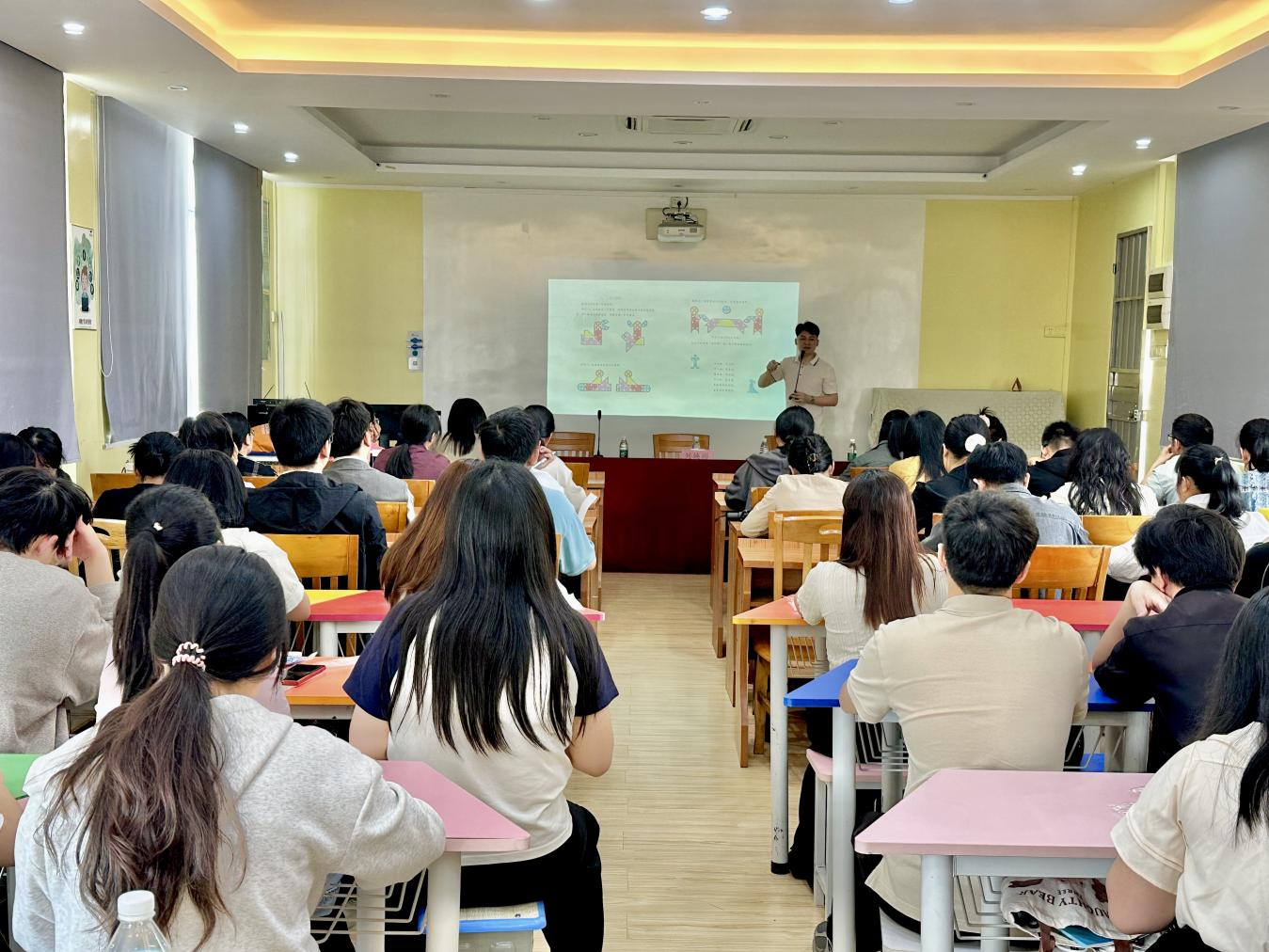 七巧啟智，共促科技教育——云浮市第五屆青少年科技七巧板創(chuàng)意制作競(jìng)賽教師培訓(xùn)班（郁南站）在都城鎮(zhèn)錦江小學(xué)舉辦1.png