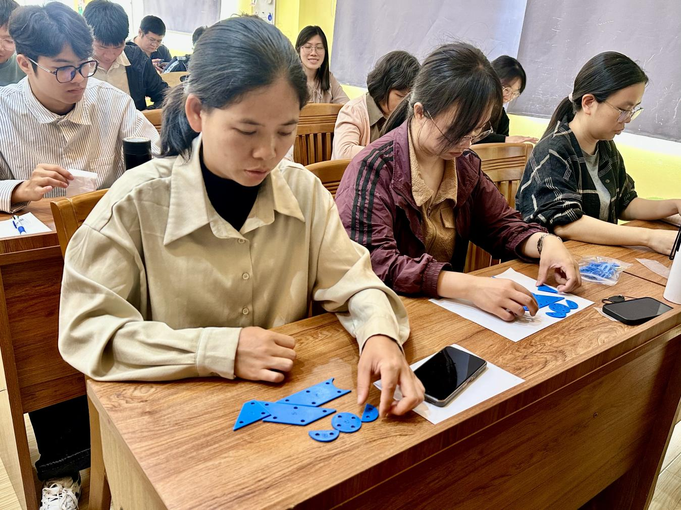 七巧啟智，共促科技教育——云浮市第五屆青少年科技七巧板創(chuàng)意制作競(jìng)賽教師培訓(xùn)班（郁南站）在都城鎮(zhèn)錦江小學(xué)舉辦4.png