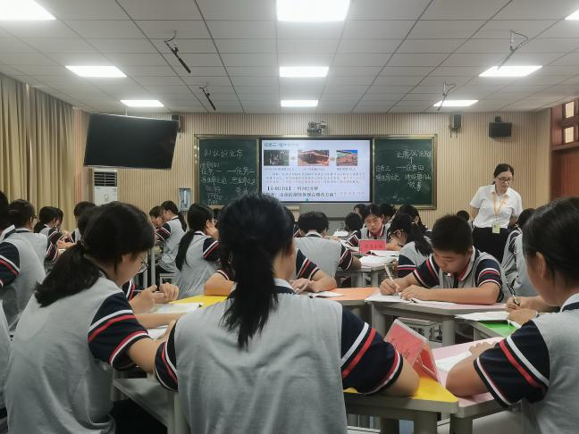 “融”鄉(xiāng)土之韻 “育”思政之花——云浮市初中思政課優(yōu)秀教學(xué)課例展示(郁南場次)暨鄉(xiāng)士資源融入教學(xué)專題培訓(xùn)活動圓滿舉行3.png