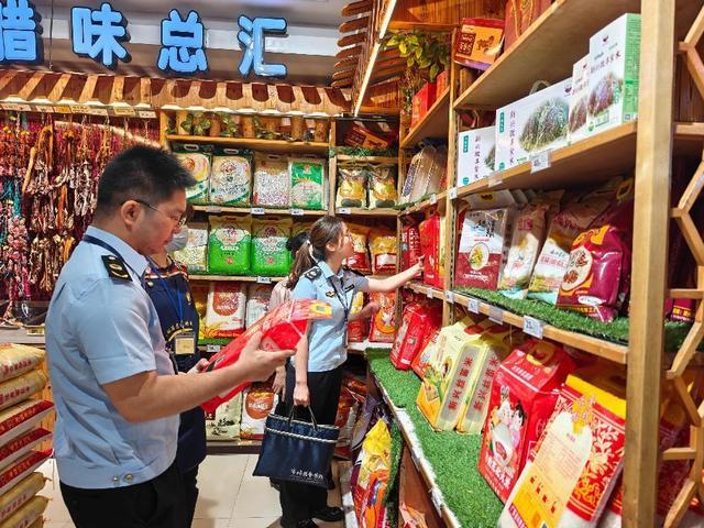 5.30，郁南縣市場監(jiān)督管理局開展2025年專業(yè)市場等重點(diǎn)領(lǐng)域知識(shí)產(chǎn)權(quán)保護(hù)專項(xiàng)行動(dòng)照片1.jpg