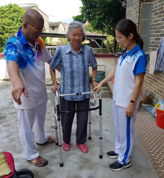 郁南縣第二人民醫(yī)院陳建平教授到腦卒中患者家中指導(dǎo)患者步態(tài)訓練.png